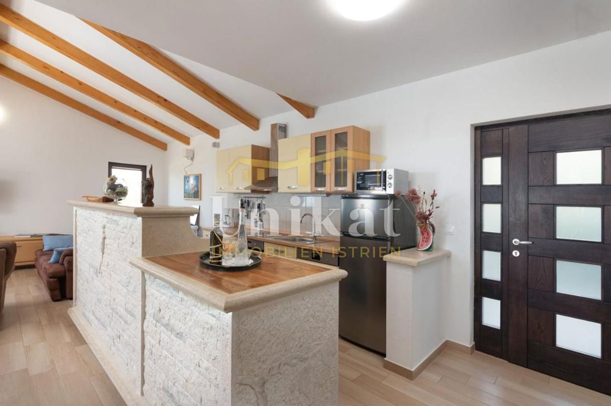 Hiša s bazenom in pogledom na morje